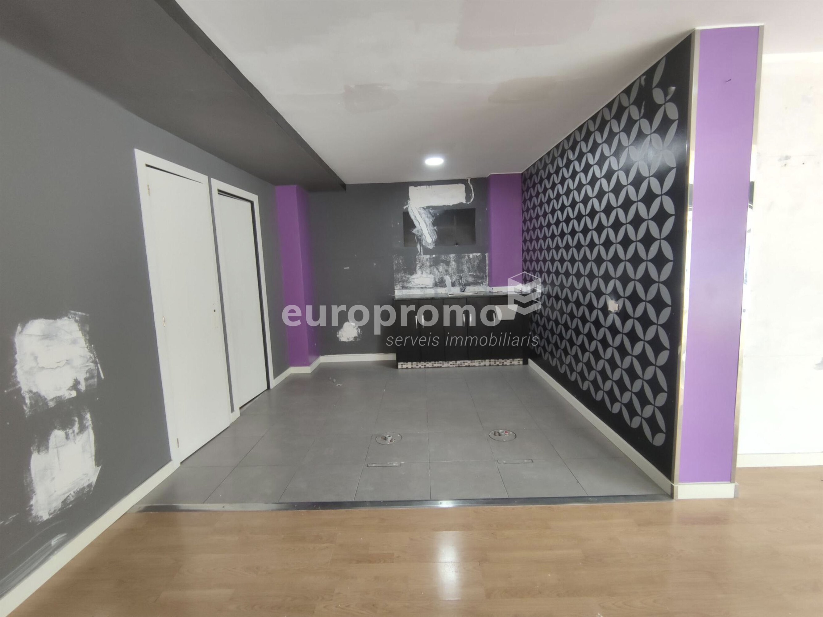 Local esquinero de 76m2 con 14 metros lineales de fachada situado en la zona  en Santa Eugènia